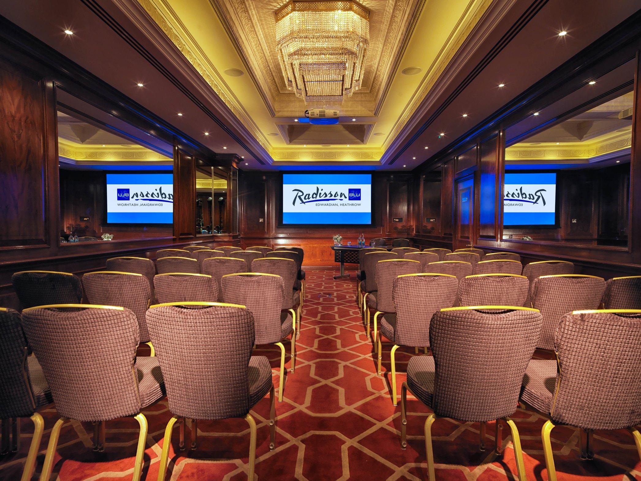Radisson Blu Hotel, London Heathrow Hillingdon Exterior foto